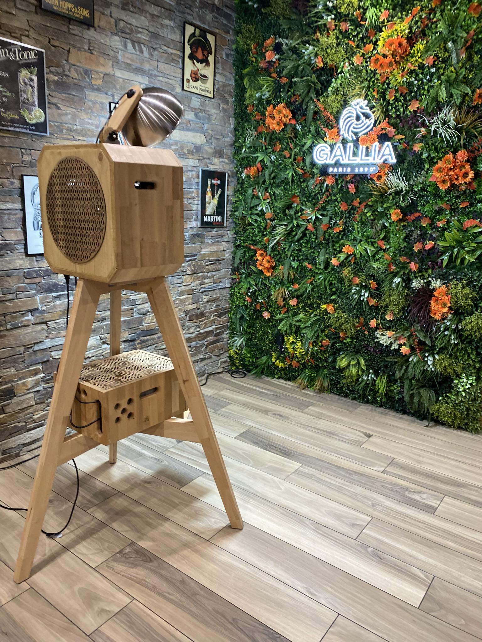 Location Photobooth Lyon & Ain | Oh'trement borne photo bois artisanale La Cordoba Oh'trement